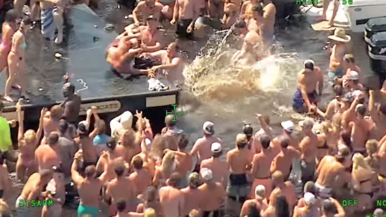 Una docena de arrestos y un herido deja pelea en fiesta no autorizada en un lago de Florida