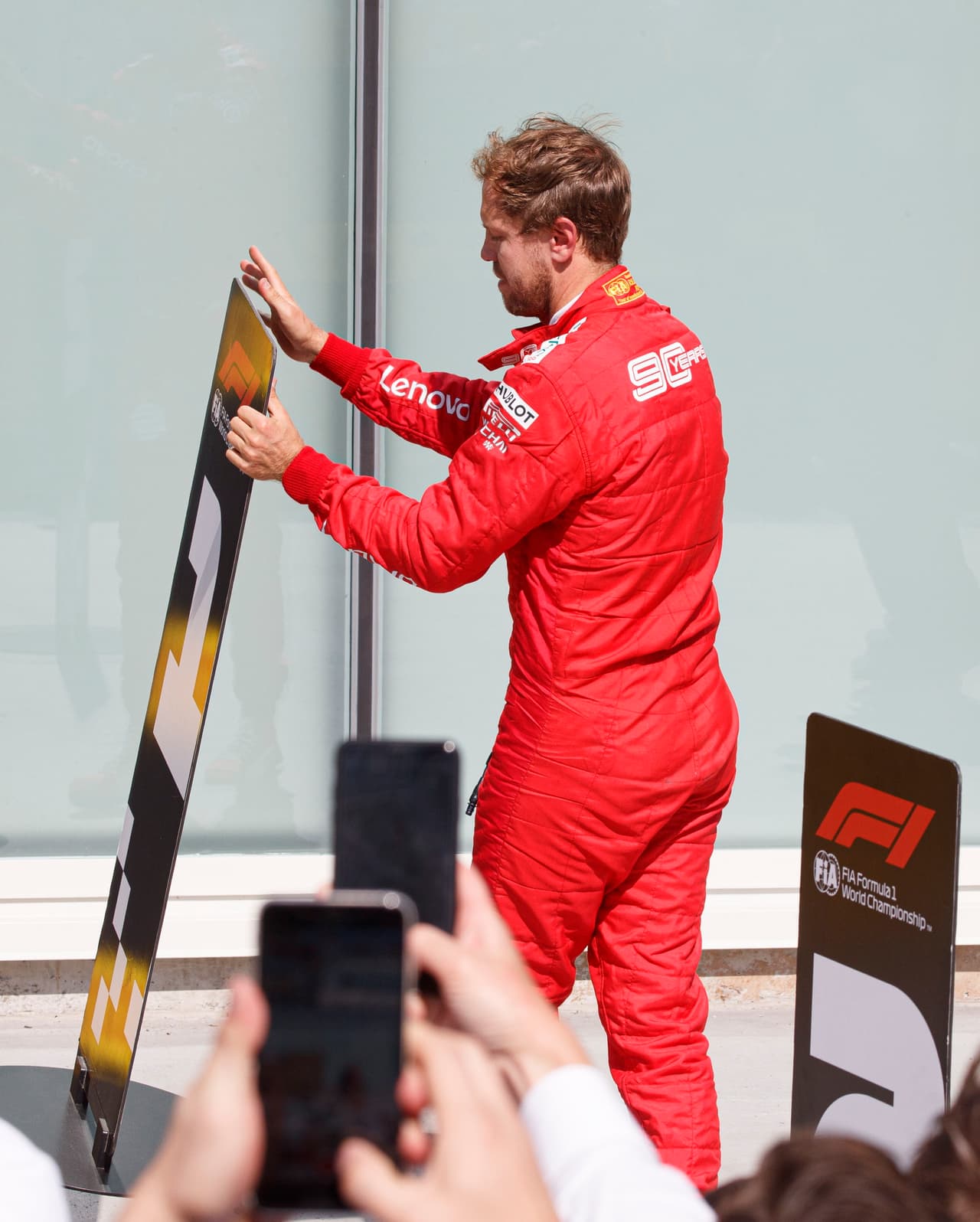 Después de reclamar por el polémico final del Gran Premio de Canadá, el piloto alemán Sebastian Vettel decidió cambiar los lugares del ganador y el segundo lugar de la carrera.