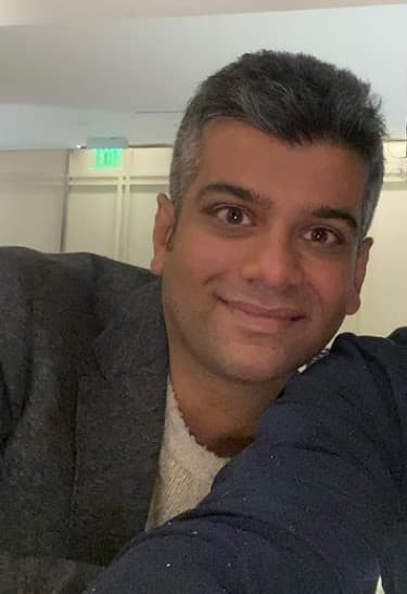 El actor de la India es reconocido principalmente por dar vida al Dr. Caleb Subramanian en ‘The Walking Dead’ y por ser Vikram Singh en la serie ‘Castle’.