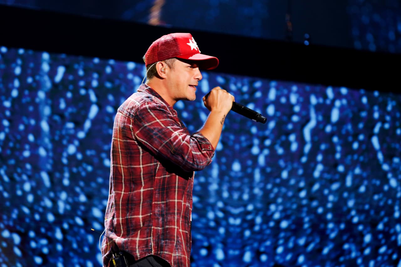 Alejandro Sanz, la Persona del Año de este año, arrancó el segundo día de ensayos. La presentación del cantautor español será impresionante y sus seguidoras estarán más que complacidas.