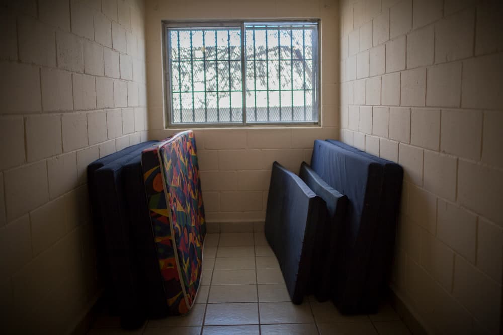 Varios colchones son guardados en los corredores de la Casa del Migrante, en preparación para una posible deportación masiva de inmigrantes indocumentados. A pesar de que las deportaciones se han mantenido constantes desde que Trump tomó la presidencia, refugios comoeste en Ciudad Juárez se están preparando.