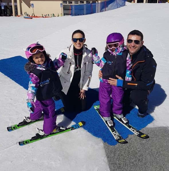Las hijas de Jacky Bracamontes y Martín Fuentes ya no son unas bebés, y así lo demostraron en sus vacaciones en Vail, Colorado.