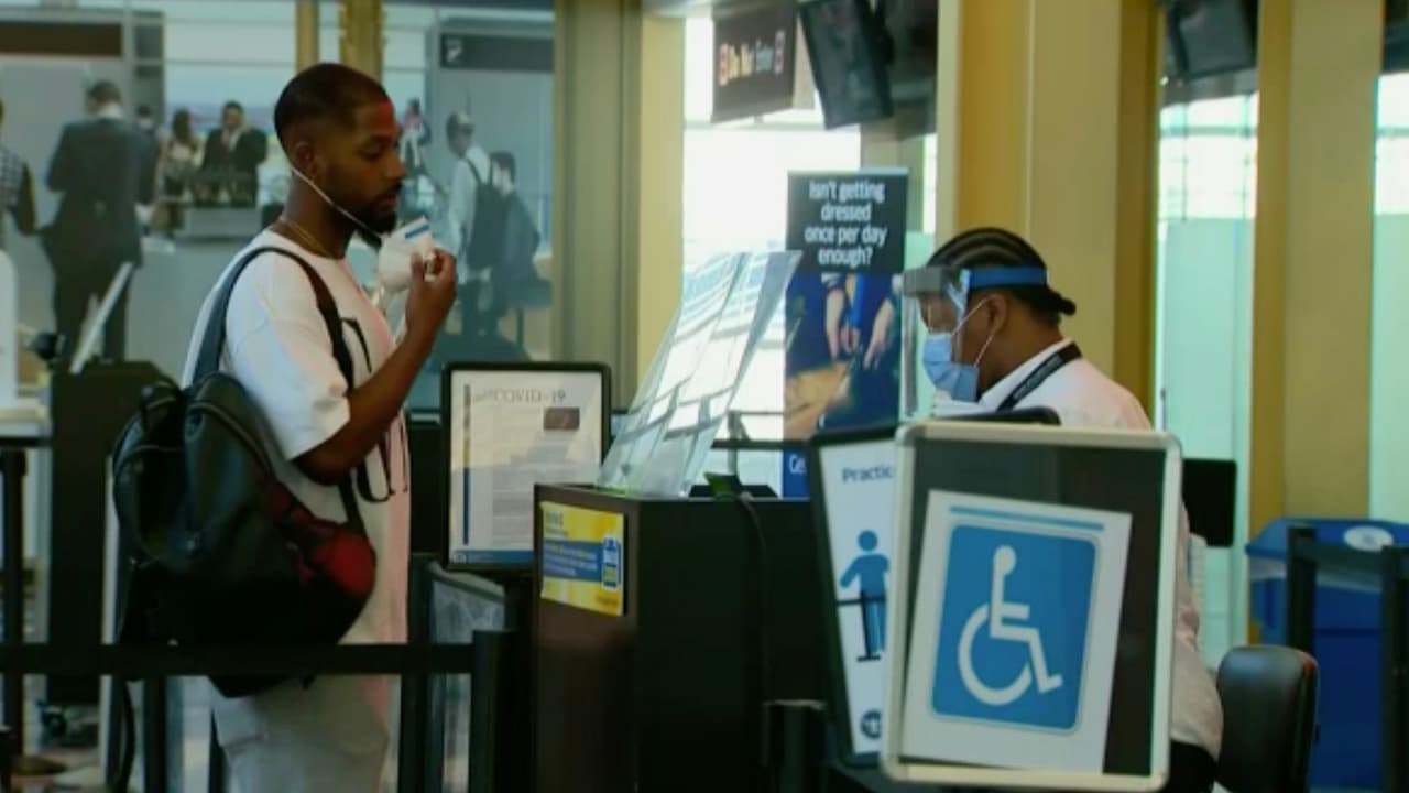 El doctor Yodovich quien ejerce la pediatría en el área de Houston coincide con su colega Josehp Varón al recomendar que debiera seguirse usando las mascarillas en espacios cerrados como el transporte público y en los aviones.