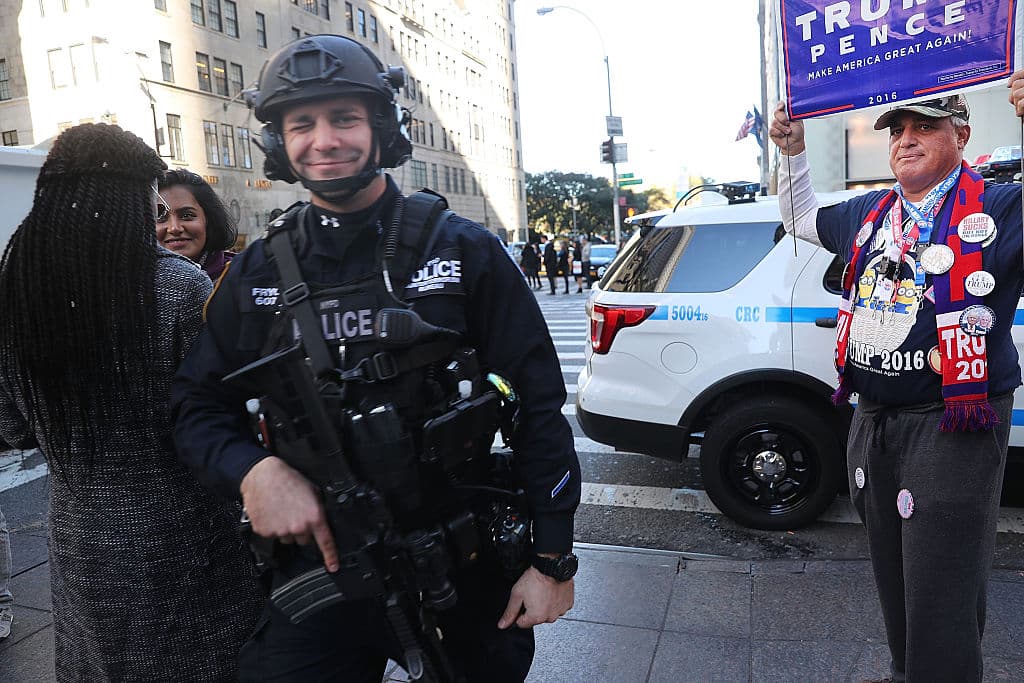 Un miembro de la patrulla anti terrorismo hace guardia cerca de la Torre Trump.