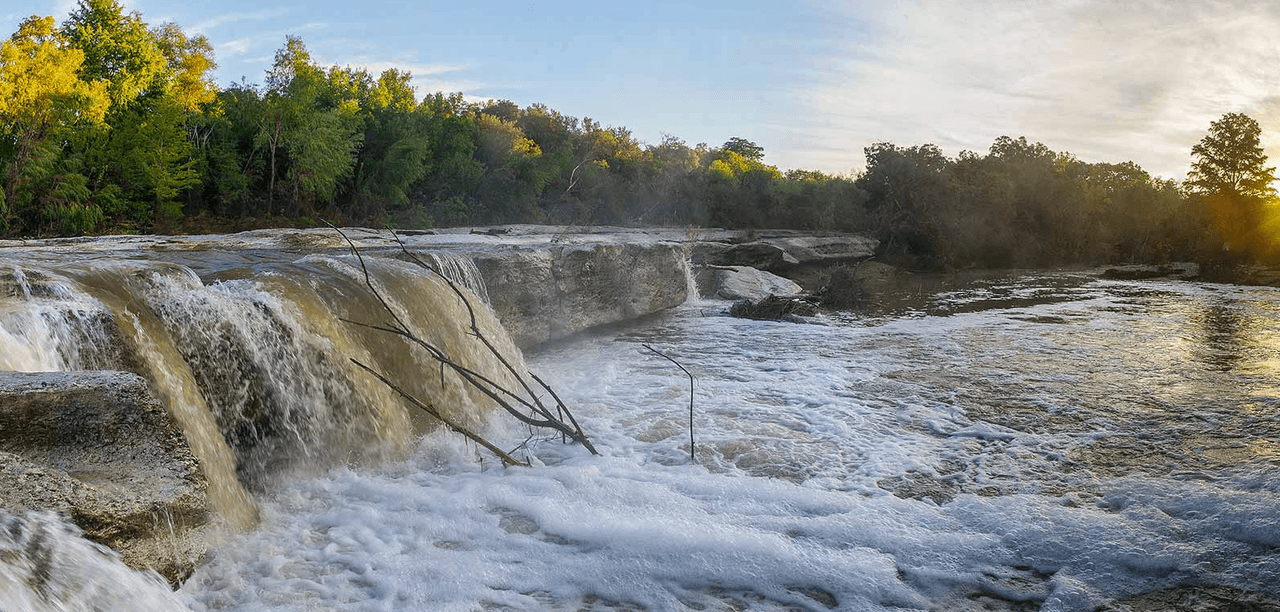 McKinney Falls State Park | Escuche el arroyo Onion Creek fluyendo sobre las repisas de piedra caliza. Siga los senderos serpenteantes a través de los bosques de Hill Country y explore los restos de una antigua granja de Texas y un refugio rocoso muy antiguo.