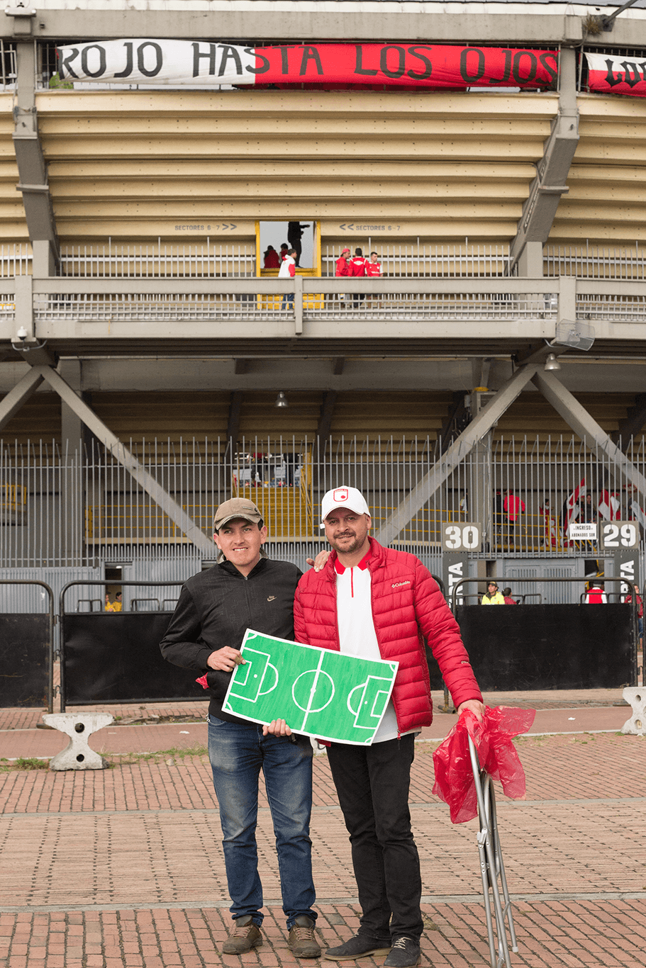 Los dos son inseparables desde que se conocieron, hace poco más de dos años. Aquí, a punto de entrar al estadio.