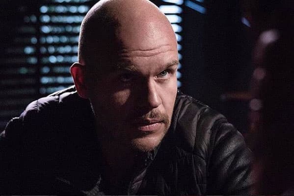 Este personaje tiene una doble personalidad, pues está infiltrado en el equipo de trabajo de Lucio y Abel.