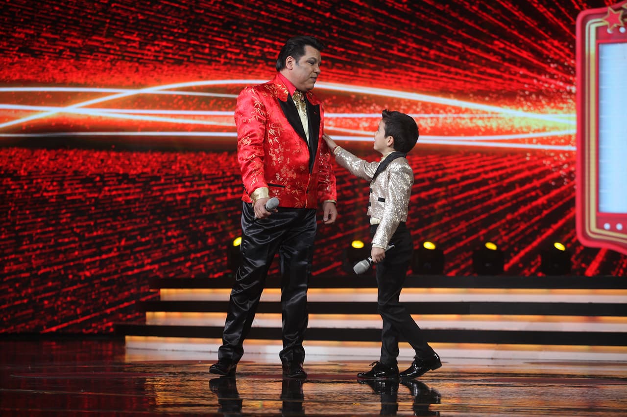 Además de cantar el tema en el que el 'Divo de Juárez' hizo dueto con Julión Álvarez, Kevin trató de imitar sus pasos de baile.