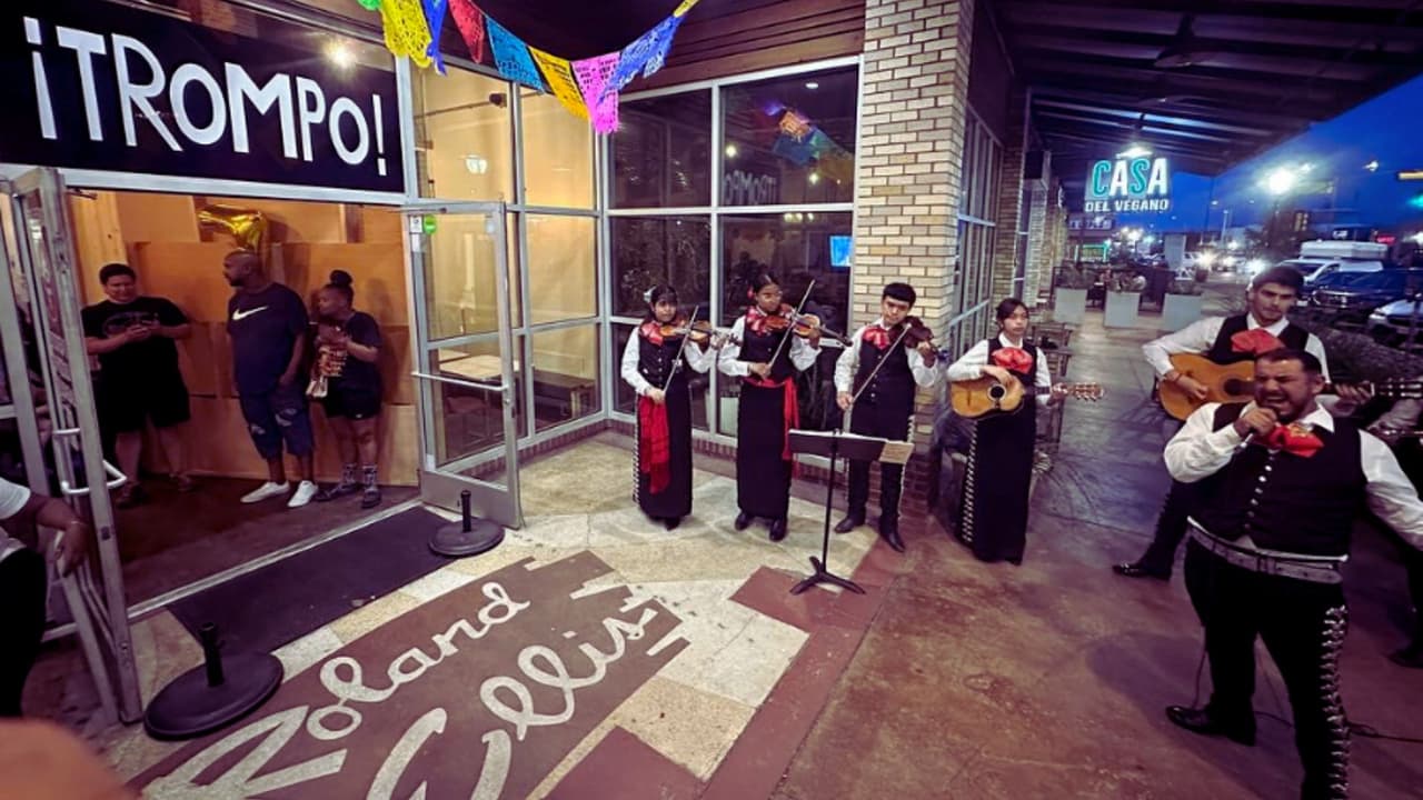 La taquería Trompo en Dallas celebra su séptimo aniversario con mariachis en la noche del 3 de octubre de 2023.