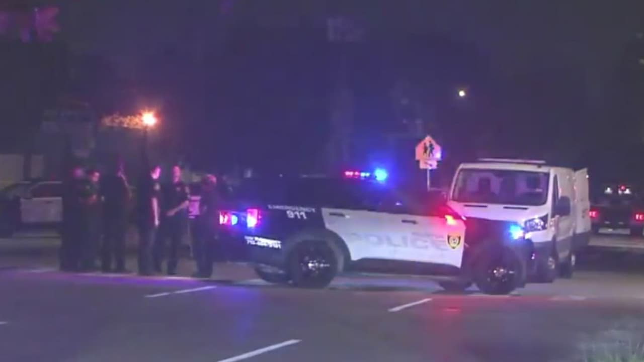 Según el informe, la pareja discutió y la mujer salió corriendo del vehículo en el que se movilizaba, para luego caer a la carretera y ser atropellada, indicó la 
<b><a href="https://twitter.com/houstonpolice" target="_blank">policía de Houston</a></b>.