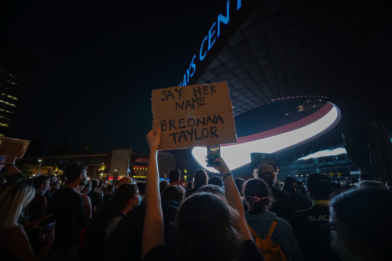 Cientos protestan en NYC por la decisión del gran jurado en el caso Breonna Taylor