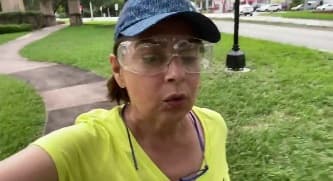 María Antonieta Collins también salió a dar un paseo en sus días libres y mientras caminaba brindó consejos de cómo mitigar la ansiedad de los domingos por la tarde.