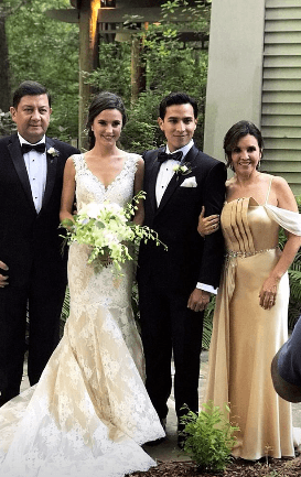 La foto de los orgullosos papás de Maity posando con la feliz pareja. La familia de Maity Interiano crece.