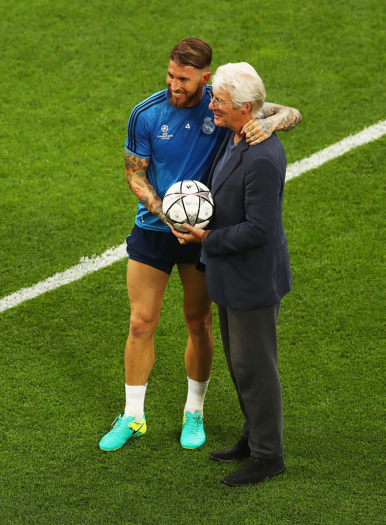 Richard Gere con Sergio Ramos durante un entrenamiento del Real Madrid el 27 de mayo de 2016.