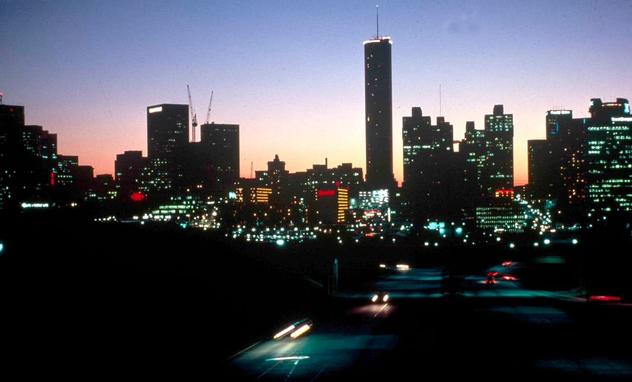 <b>3. ATLANTA, Georgia. </b>El pódium de las tres mejores ciudades para comprar una casa lo abre Atlanta, conocida por ser la sede de Coca Cola o CNN.
<b> </b>Pero estas no son las únicas grandes compañías que tienen ahí sus negocios: Home Depot, Delta o UPS también han apostado por la capital del estado. Si a este ambiente empresarial le sumas que las casas no son tan caras como en Nueva York, Los Ángeles u otras grandes ciudades del país, no es difícil entender que obtuviera una puntuación del 62.53.