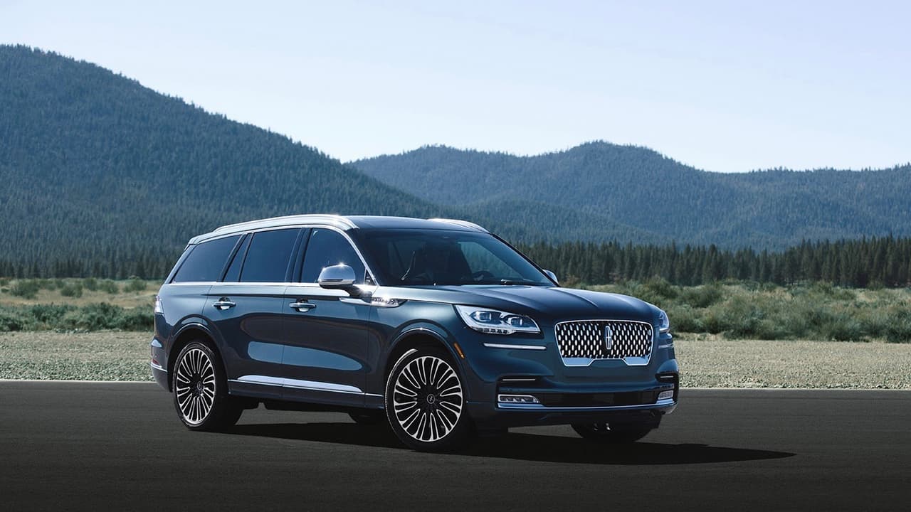 Luciendo identica a la 
<b><a href="https://www.univision.com/noticias/auto-show-de-nueva-york/la-nueva-lincoln-aviator-nos-sorprende-en-el-auto-show-de-nueva-york" target="_blank">Lincoln Aviator Concept</a></b> que debutó en marzo pasado en el Auto Show de Nuevo York, su versión de producción la nueva Lincoln Aviator llega al 
<b>Auto Show de Los Angeles</b> cargada de sorpresas, ninguna de ellas en el aspecto visual.