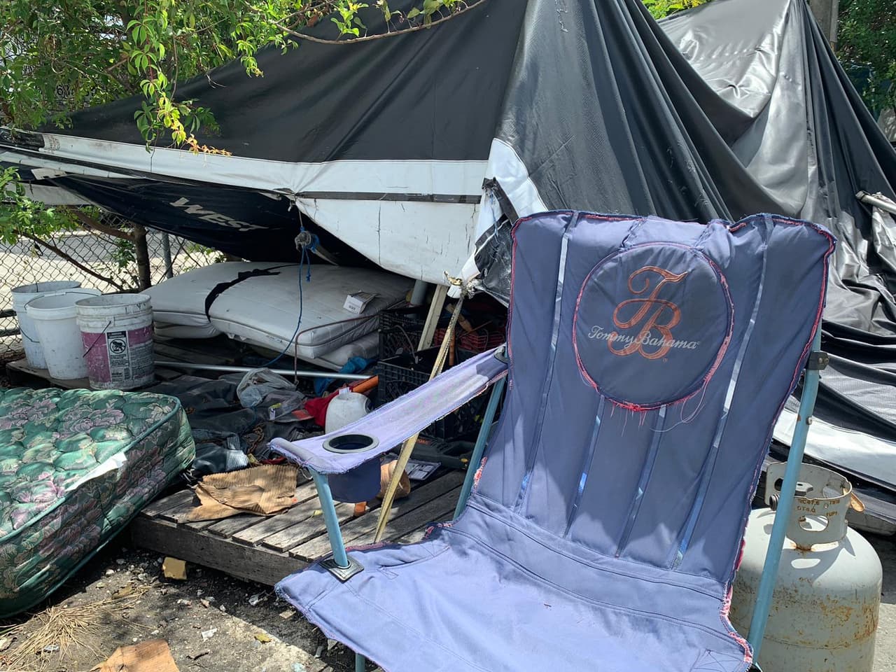 El pastor Frank Díaz, que lidera una organización sin ánimo de lucro llamada United We All Can, le está pidiendo al condado que les conceda un espacio en un área industrial, en el que puedan construir un centro de viviendas para estos individuos.
<br>