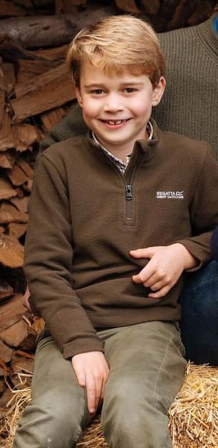 El príncipe George, de siete años, optó por un look monócromo en tonos terrosos. Llevó una chamarra de polo de la marca británica Regatta, una camisa de cuadros color marrón de Trotters y un pantalón de la misma gama cromática.