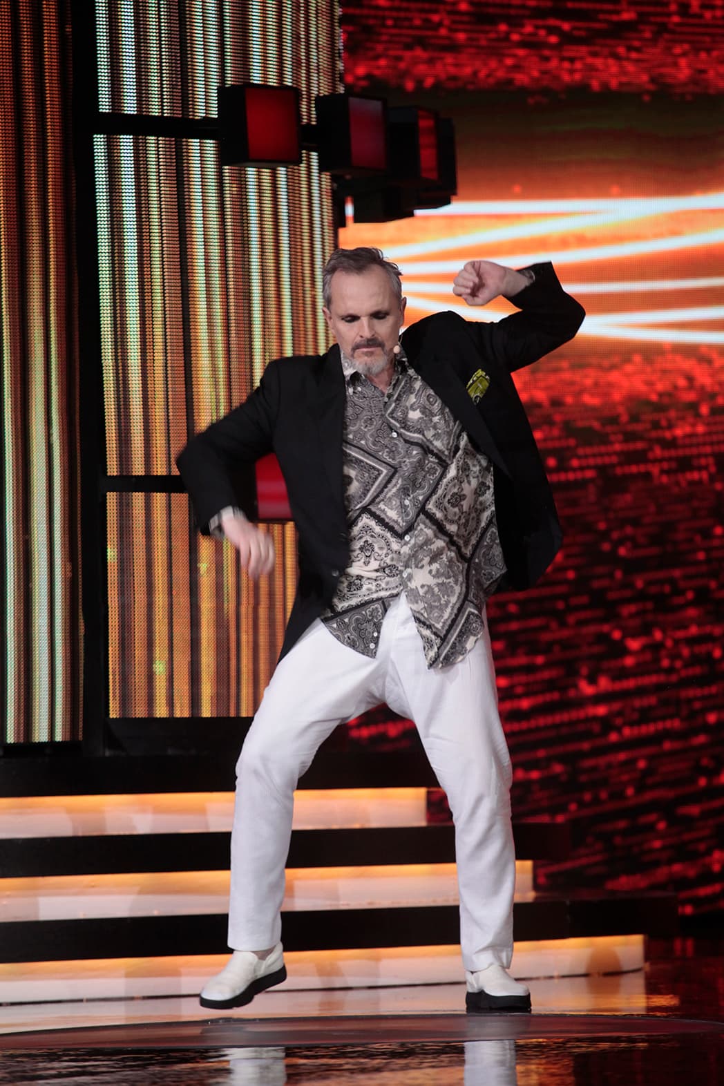 Miguel Bosé debió pasar al escenario a elegir una bola para indicar el siguiente ritmo que le correspondía bailar a las parejas que aún seguían en la pista.
