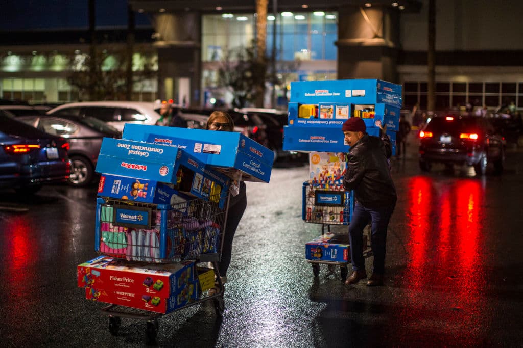 La gente entra en un estado de ánimo de enloquecimiento, pues quieren conseguir lo mejor al menor precio.