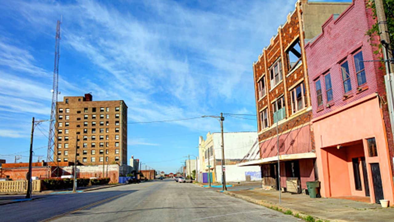 La segunda ciudad mas desdichada de Estados Unidos está en Texas y es Port Arthur, la cual ha sufrido daños por millones de dólares a consecuencia de los recientes de huracanes, lo que ha obligado a sus residentes a emigrar.