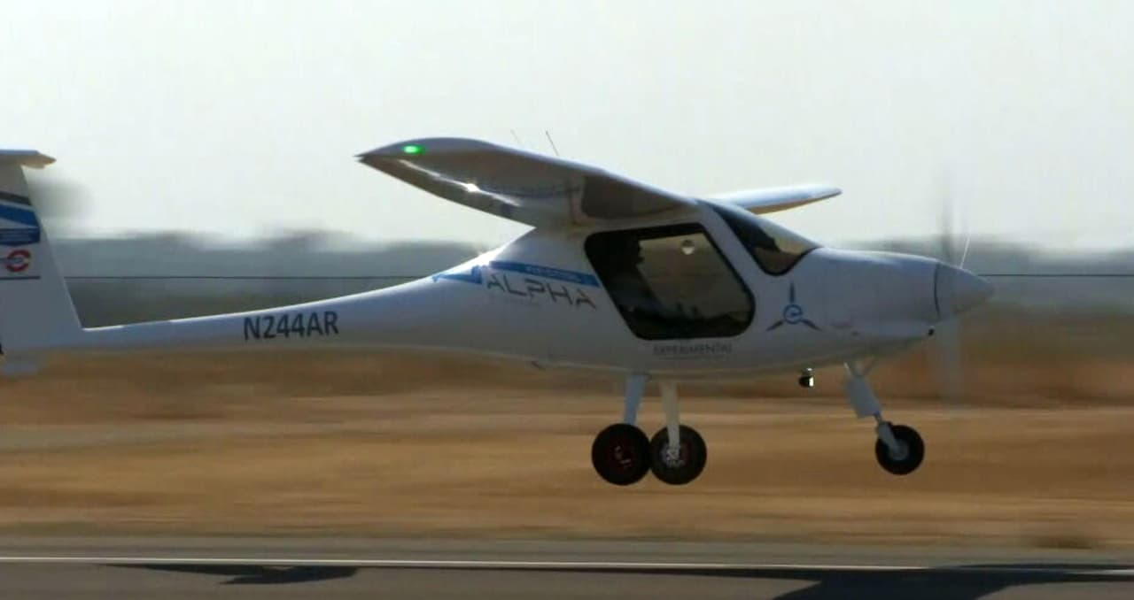 Las unidades EV ARC funcionan 100% con energía solar, además se encuentran fuera de la red, por lo que no requiere de permisos y tampoco generan facturas de servicios públicos. Cabe en un espacio de estacionamiento estándar, dicen sus creadores.