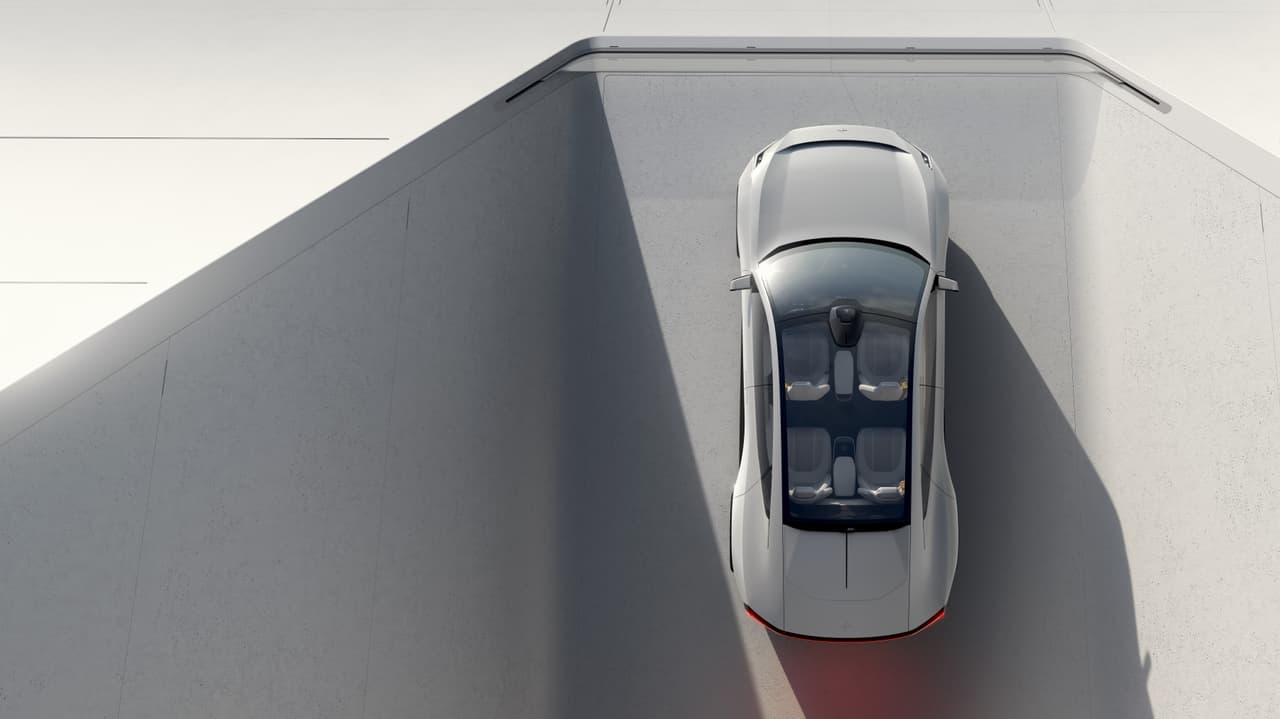 En lugar de alardear con altas cifras de desempeño, la compañía decide centrarse en dos aspectos diferentes. En primer lugar, el uso de materiales sostenibles por todo el vehículo; y segundo, la integración con el sistema operativo Android Automotive de Google.