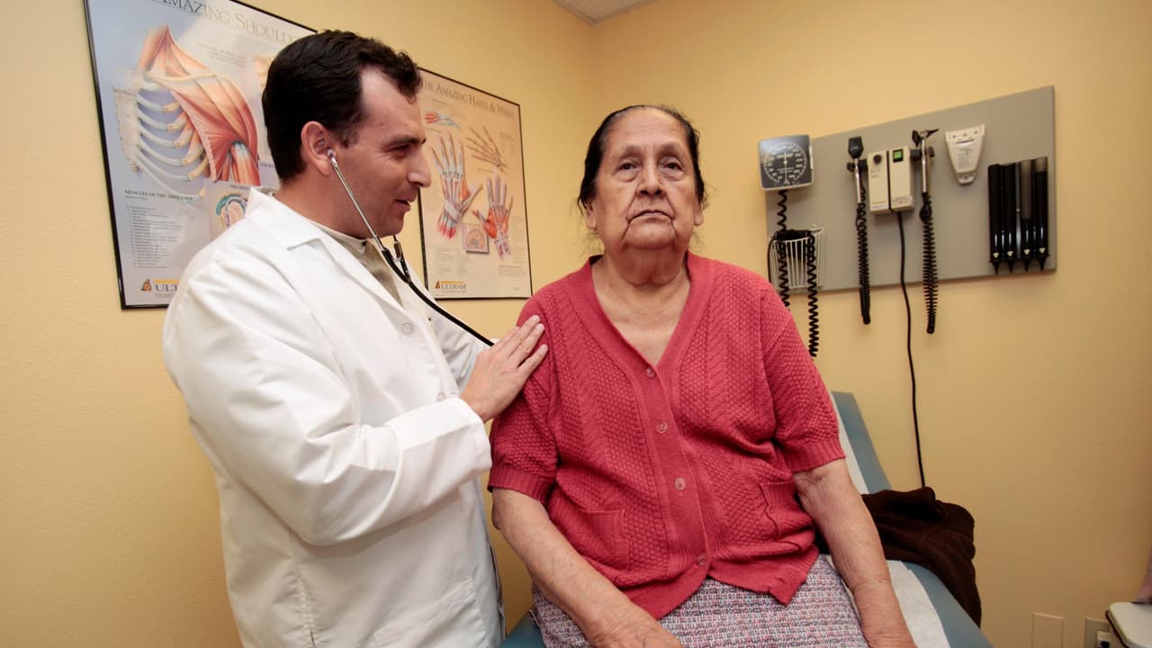 Cómo conseguir seguro médico gratuito o a bajo costo sin importar el estatus migratorio en California