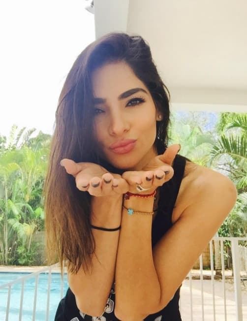 De repente aprovecha para mandar besos.