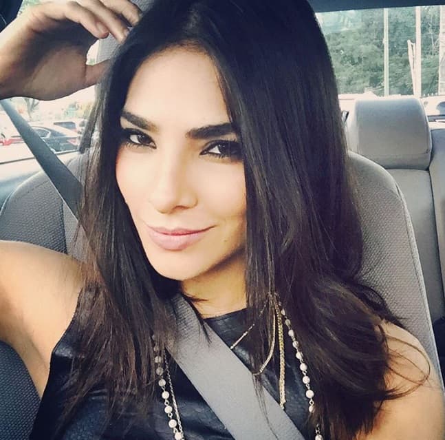 O presumir un poco su mirada.