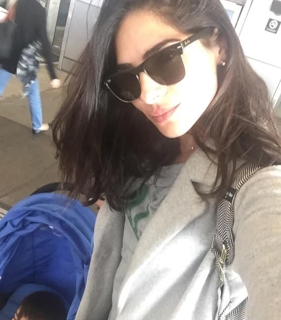 Es común verla así cuando llega de un largo viaje, por ejemplo.