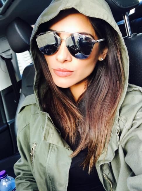 Para conducir, para caminar o simplemente para tomarse una selfie, Ale no se despega de sus gafas oscuras.