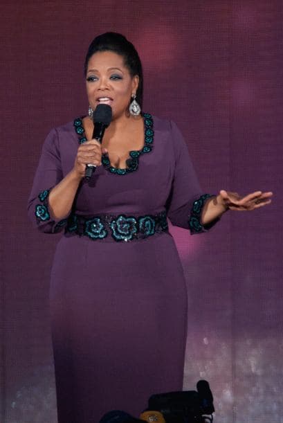 OPRAH WINFREY- En su adolescencia, antes de ser la reconocida comunicadora que es en la actualidad, Oprah trabajó en un supermercado en el cual le prohibieron conversar con los clientes ¿Se imaginan qué martirio habrá sido para esta mujer que ahora es reconocida por sus innumerables entrevistas?