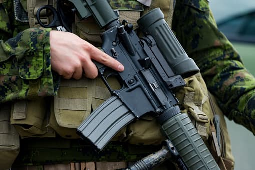 Una soldado y un empleado del gobierno federal se declaran culpables de robar equipo militar 