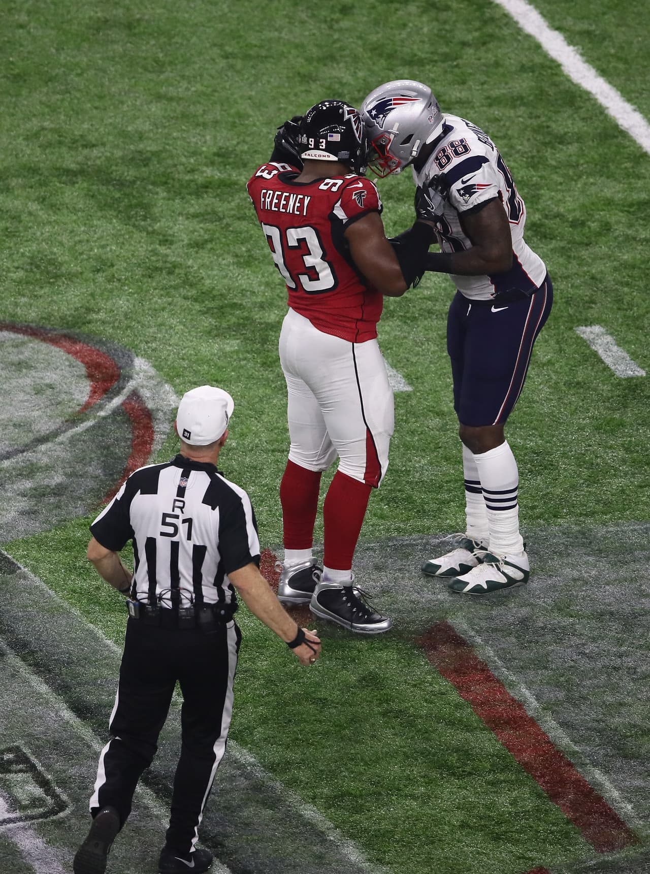 Uno de los momentos curiosos durante el partido fue el enredo de dos cascos de jugadores de Atlanta Falcons y New England Patriots.