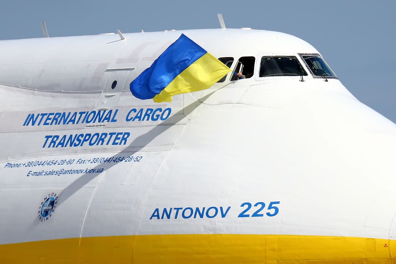 Un piloto ondeando una bandera ucraniana después de aterrizar el Antonov AN-225 ‘Mriya’ en el aeropuerto de Perth, Australia, en 2016. Este avión de carga era considerado el más grande del mundo, tenía 276 pies de largo (84 metros) y podía transportar hasta 250 toneladas a una velocidad de hasta 528 millas por hora.
<br>
<br>Según funcionarios ucranianos, la aeronave fue destruida durante la invasión rusa a Ucrania, un hecho que generó alarma y tristeza entre el mundo de la aviación.
<br>