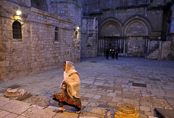 "Fuimos informados del cierre. Se trataría de un cierre de una semana. Esperamos una reapertura lo antes posible", declaró a la agencia AFP Wadie Abunassar, un portavoz de las autoridades cristianas de Jerusalén.