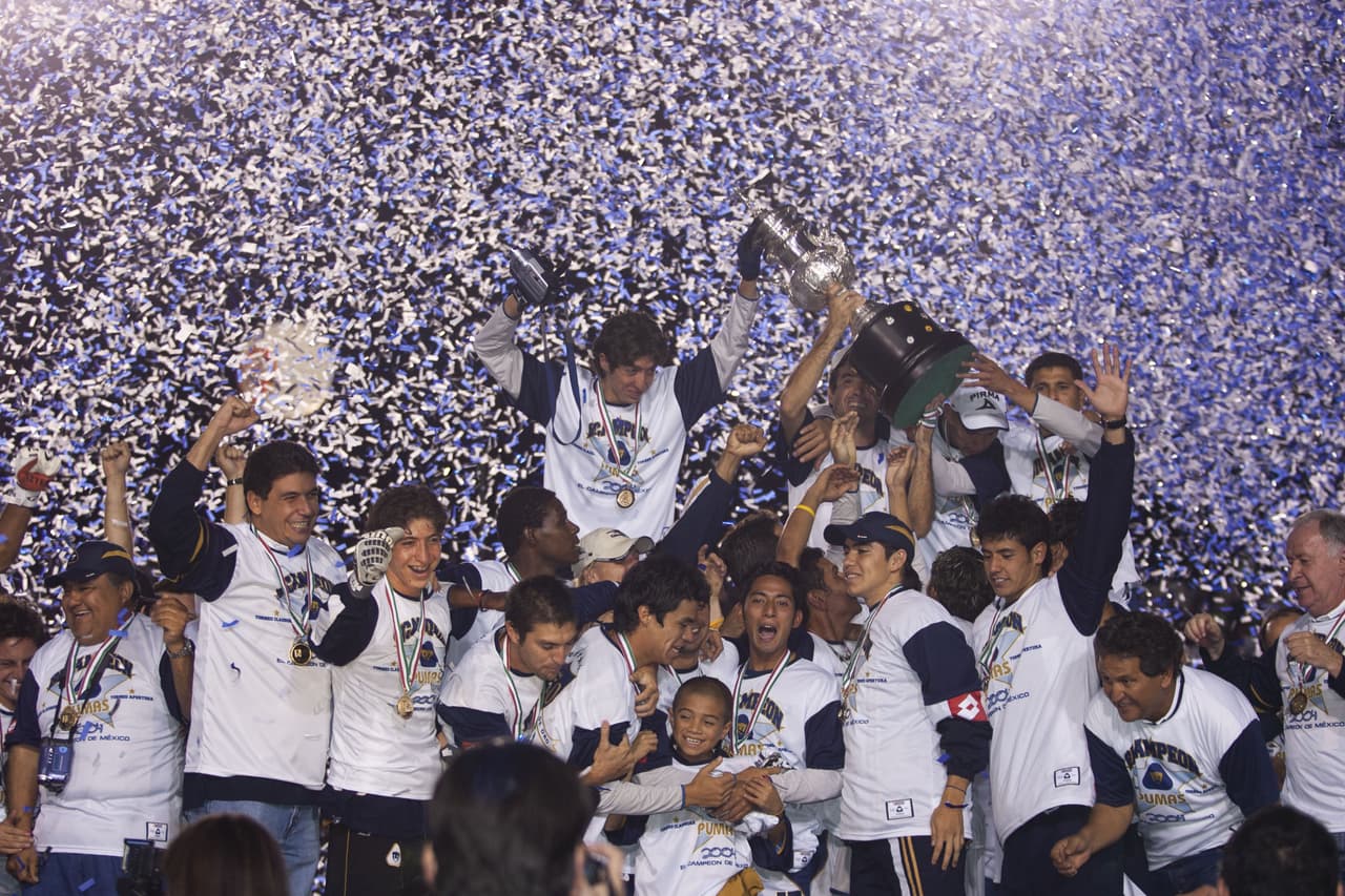 <b>Bicampeón auriazul</b>
<br>- Los Universitarios no hicieron una gran campaña en el segundo semestre del 2004, pero supieron colocarse en su grupo, eliminaron a Veracruz y Atlas en Cuartos de Final y Semifinal, para imponerse 3-1 en el global en la lucha por el título ante Monterrey.
<br>- Pumas fue campeón acabando en noveno lugar de la tabla general.
<br>- Así, los auriazules se convirtieron en el primer bicampeón en la historia de los torneos cortos tras haber ganado en el Clausura 2004 ante Chivas y en el Apertura 2004 pasaron sobre Monterrey.