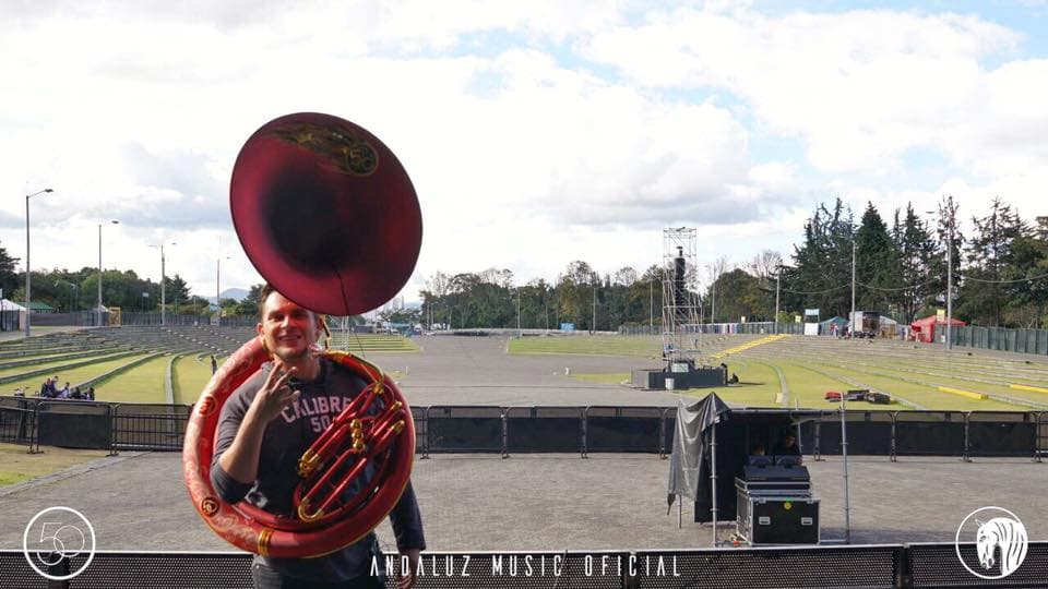 Felices los músicos mexicanos, listos para su actuación ante casi 30,000 colombianos.