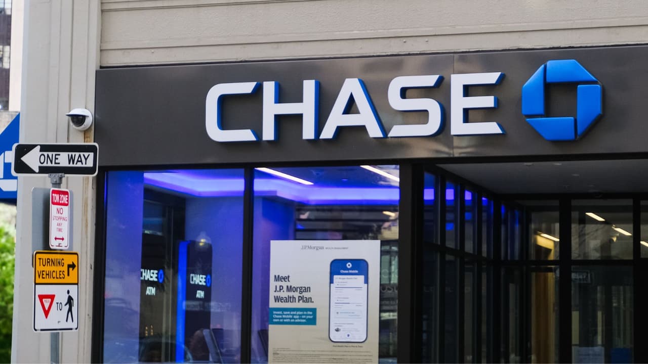 <h3 class="cms-H3-H3">Bancos y mercados</h3>
<br>
<b>Bancos (Chase, Bank of America, Wells Fargo, etc.): </b>cerrados.
<br>
<b>Pagos y transferencias: </b>el sistema de la Reserva Federal no opera el lunes; agenda tus transacciones para el viernes 29 de agosto o el martes 2 de septiembre.
<br>
<b>Bolsa de Valores (NYSE y Nasdaq):</b> cerradas todo el día.