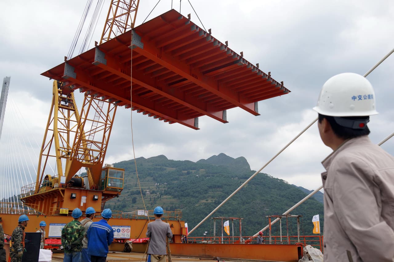 Los ingenieros responsables de la construcción de este puente colgante de 4,400 pies de largo. La obra comenzó en 2013, con un costo de alrededor de 150 millones de dólares.