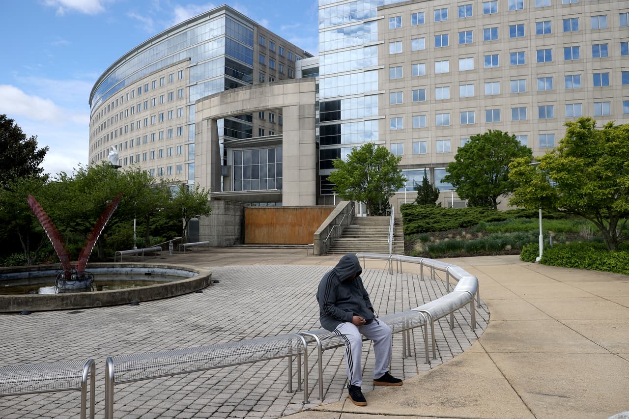 <b>Estás por fuera del grupo elegible para la segunda ronda</b>: 
<a href="https://www.irs.gov/newsroom/how-to-use-the-tools-on-irsgov-to-get-your-economic-impact-payment" target="_blank">De acuerdo con el IRS</a>, "los ciudadanos estadounidenses y los extranjeros residentes que no son elegibles para ser reclamados como dependientes en la declaración de impuestos sobre la renta de otra persona son elegibles para este segundo pago".