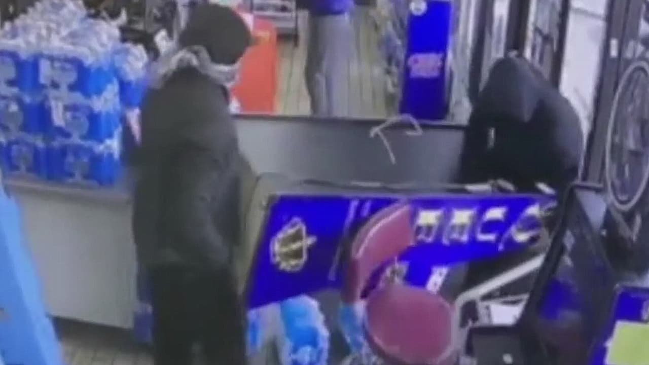 Dos hombres son arrestados por robo de máquina tragamonedas; investigan otros 6 casos