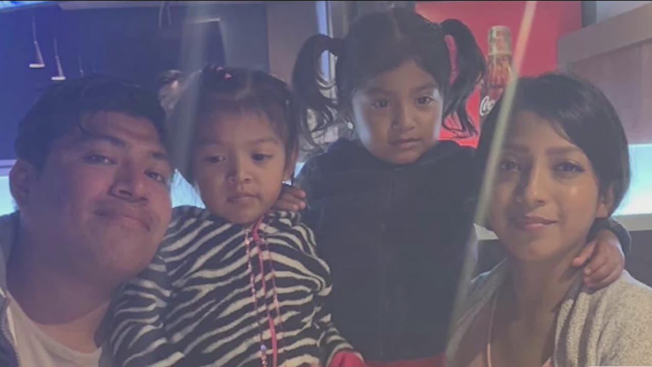 Gabriela Andrade, de 28 años, y a su esposo, Henry Saldaña-Mejía, de 27, viajaban en su carro con sus tres hijas de 5, 4 y 1 año, cuando fueron impactados por otro vehículo que los mató en el acto.