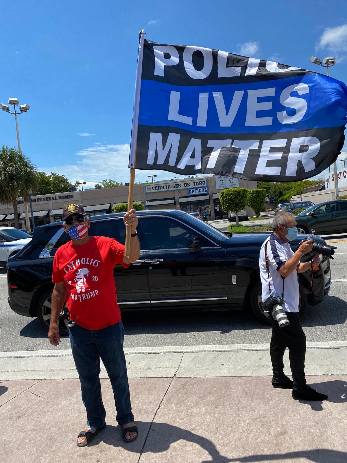 En esta imagen uno de los participantes lleva una bandera que dice "la vida de los policías importa".