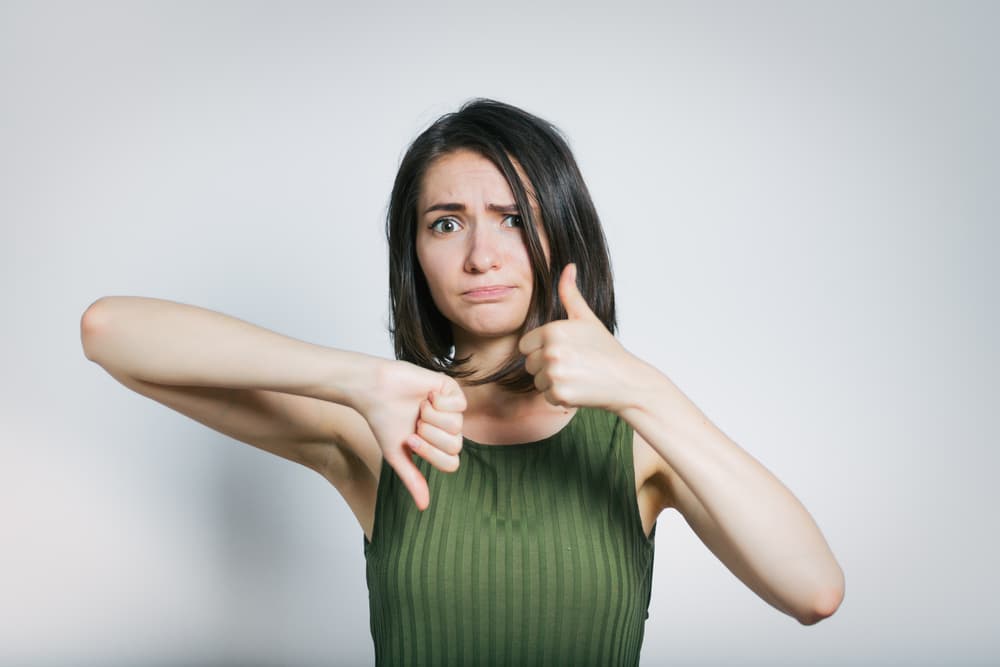 Seguro que te ha sucedido a ti también. Conoces a una persona por primera vez y desde el primer momento sientes diferentes emociones. A veces te atrae, te "cae bien" y sientes simpatía hacia esa persona, en otras oportunidades experimentas rechazo, y sin que la otra persona haya siquiera cruzado un par de palabras contigo sientes que "te cae mal, tiene algo que no te gusta, no te interesa su amistad". En otros casos no hay respuesta de ni un lado ni de otro sino más bien una reacción neutral.