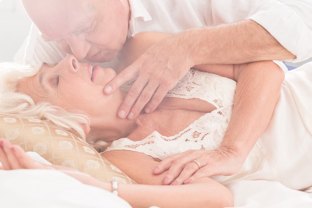 <b>COMPATIBILIDAD SEXUAL DE GÉMINIS CON CÁNCER:</b>
<br>Pueden formar un vínculo muy íntimo e interesante, pero primero deberán superar las barreras de comunicación. Géminis tendrá que invitar al sensible Cáncer a que suelte sus inhibiciones y le diga cómo se siente, qué necesita, y puede que a un reservado Cáncer le asuste la naturaleza aventurera del geminiano.