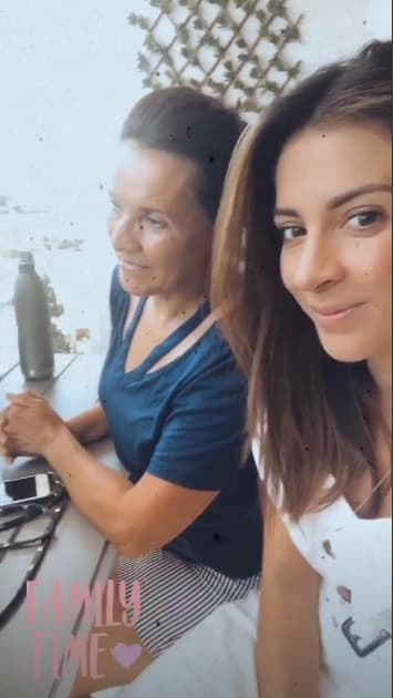 Nuestra conductora hondureña estaba feliz de recibir en casa a su mamá después de la cuarentena.