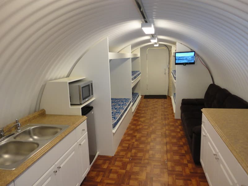 En un refugio pequeño también hay cocina y baño, pero en un espacio más reducido y todo más compacto en un solo cuarto.