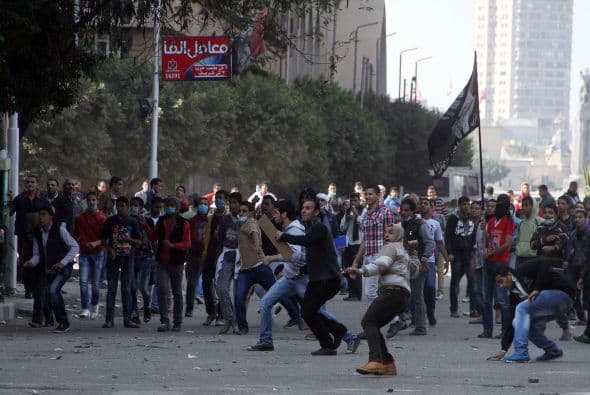 Esos disturbios se solaparon con los enfrentamientos entre manifestantes y las fuerzas de seguridad que se desencadenaron el jueves pasado después de que el presidente egipcio, Mohamed Mursi, emitiera una declaración constitucional para blindar sus poderes ante la Justicia.